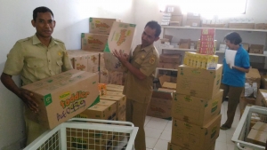 Petugas Instalasi Farmasi Sedang Menyiapkan Makanan Tambahan Untuk Balita
